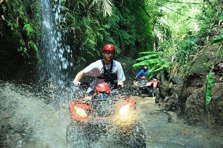 ウブドATVクワッドバイクとマウントバトゥールサンライズジープコンボ