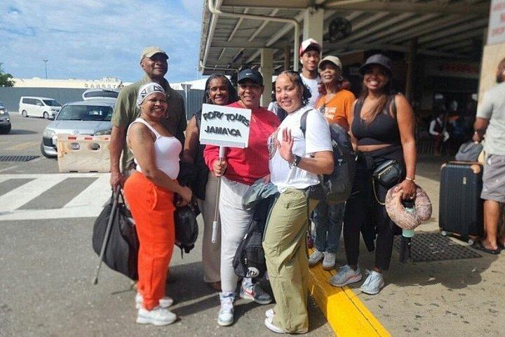 サングスター国際空港からネグリル・リゾーツへの送迎