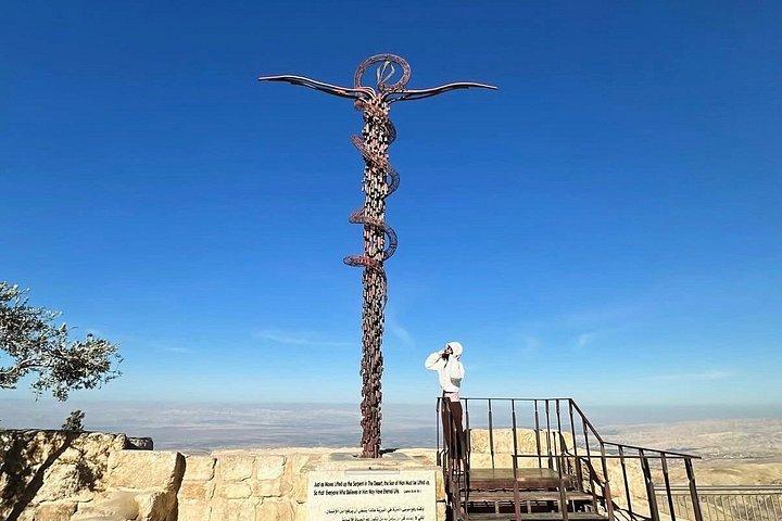 アンマン発 マダバ、ネボ山、洗礼地＆死海日帰りツアー