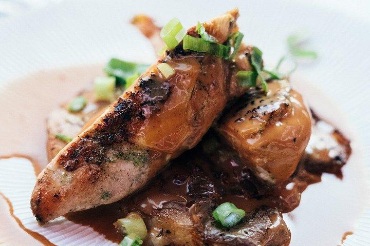 Paris Gourmet Dinner Seine Flusskreuzfahrt mit Sänger und DJ Set