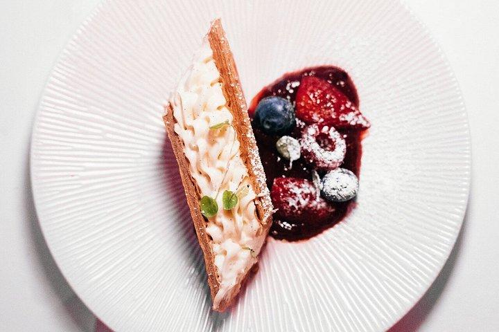 Paris Gourmet Dinner Seine Flusskreuzfahrt mit Sänger und DJ Set