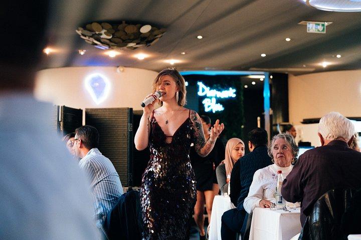 Paris Gourmet Dinner Seine Flusskreuzfahrt mit Sänger und DJ Set