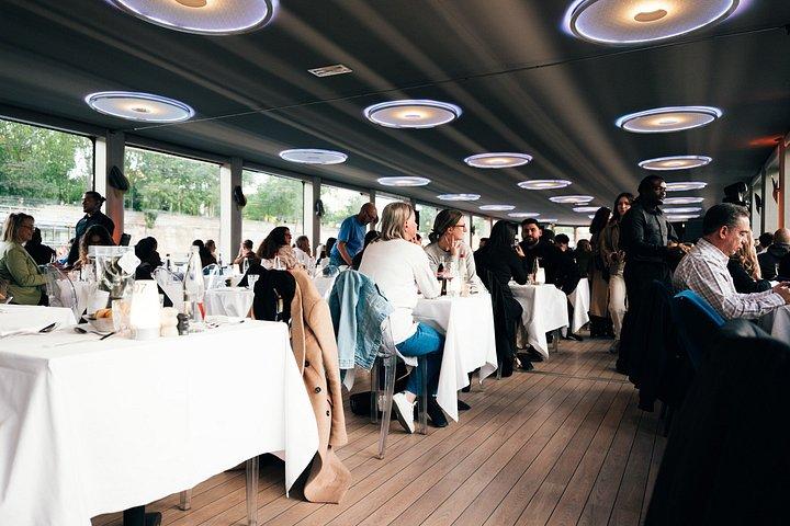 Paris Gourmet Dinner Seine Flusskreuzfahrt mit Sänger und DJ Set