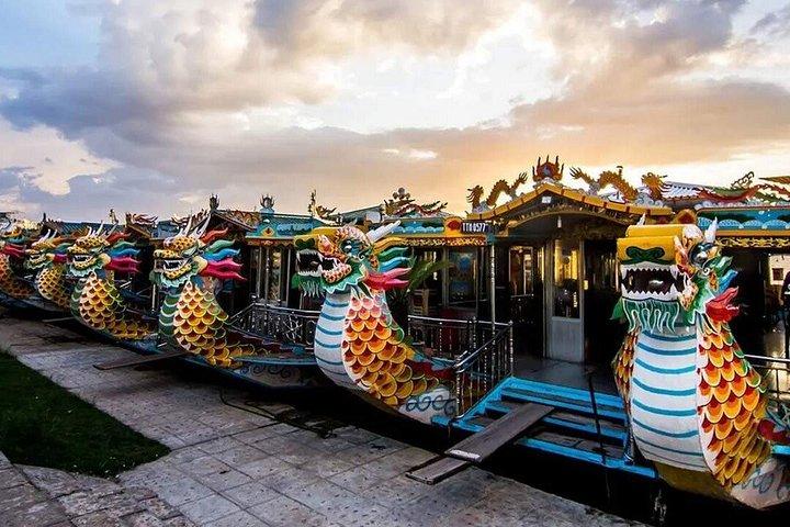 Bootsfahrt mit romantischem Abendessen auf dem Parfümfluss