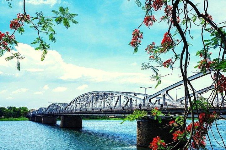 Cyclo Hue City Tour and Boat Cruise with Dinner