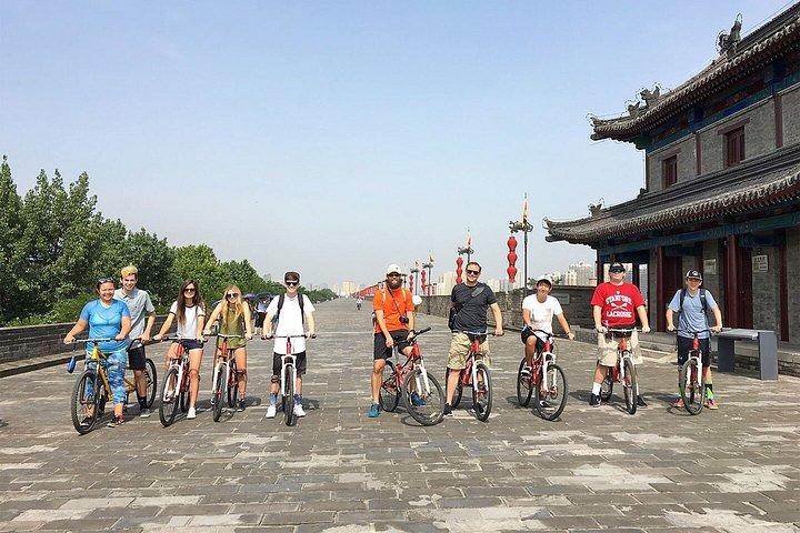 兵馬俑、城壁、パゴダ、ムスリム バザールへのミニ グループ西安日帰りツアー