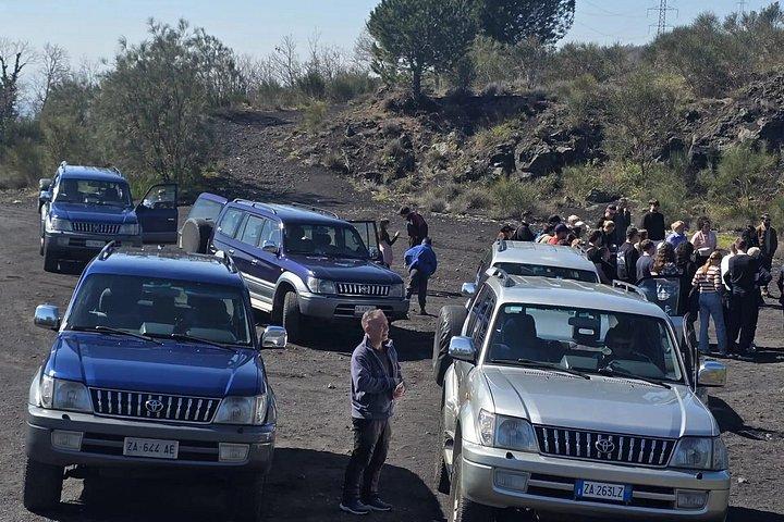 四輪駆動車で行くエトナ山：火口と溶岩洞窟の探検