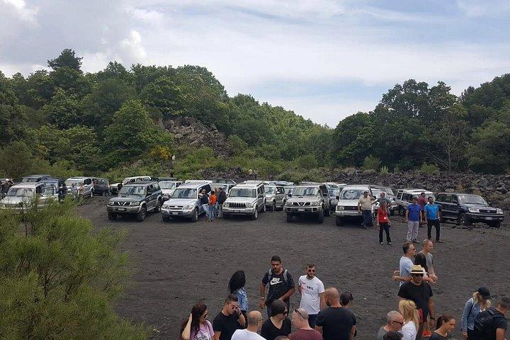 四輪駆動車で行くエトナ山：火口と溶岩洞窟の探検