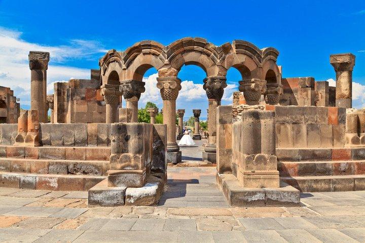 グループツアー: エチミアジン大聖堂と教会、ズヴァルトノツ寺院
