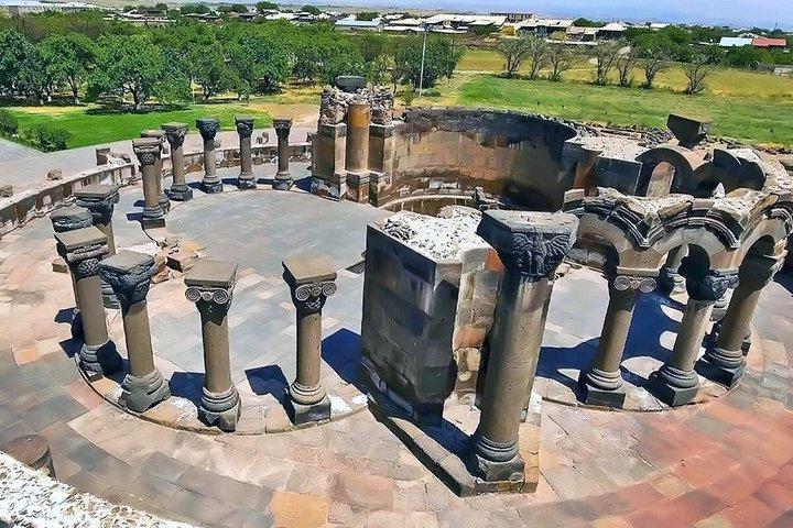 グループツアー: エチミアジン大聖堂と教会、ズヴァルトノツ寺院