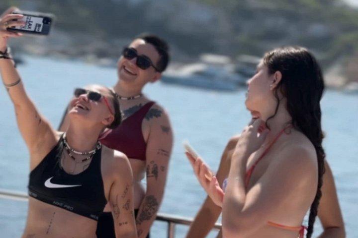 デニア発、イスラ・ポルティチョル島行きカタマラン船でのランチと海水浴付き日帰り旅行