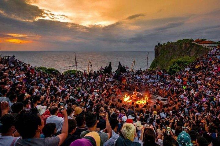 バリ島全日ツアービーチウルワツ寺院とケチャダンス