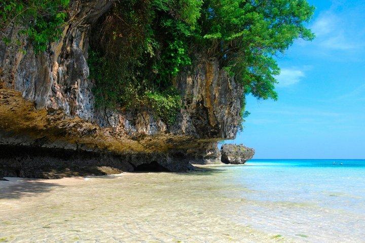 バリ島全日ツアービーチウルワツ寺院とケチャダンス
