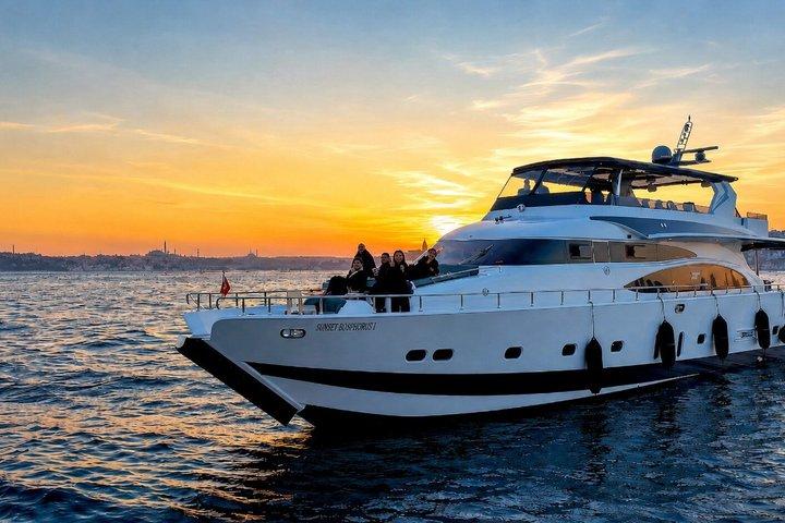 Crucero en yate de lujo al atardecer por el Bósforo de Estambul con aperitivos y guía