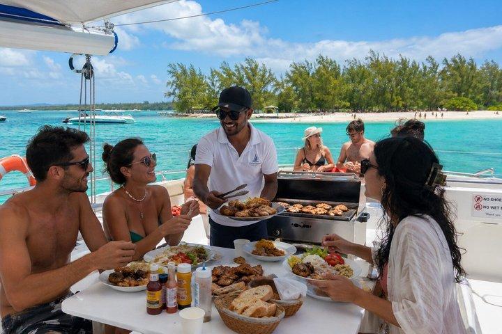 Excursion en catamaran à l'île Aux Cerfs avec déjeuner et transfert