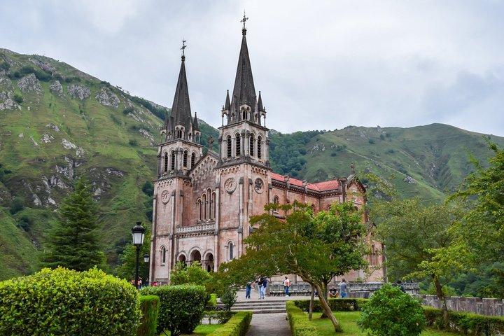 Excursion to the Lakes of Covadonga Cangas de Onís Small Group