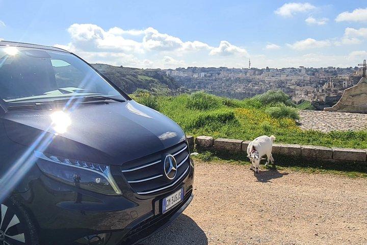 バンに乗ってマテーラの洞窟住居を巡るガイドツアー
