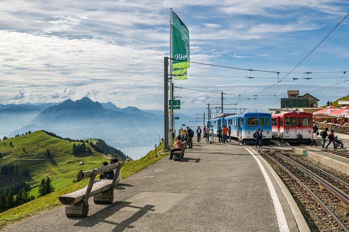 バーゼル発リギ山とルツェルン湖小グループ日帰りツアー