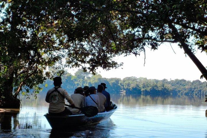 Pesca esportiva de piranhas e observação de pássaros no Lago Yacumama.