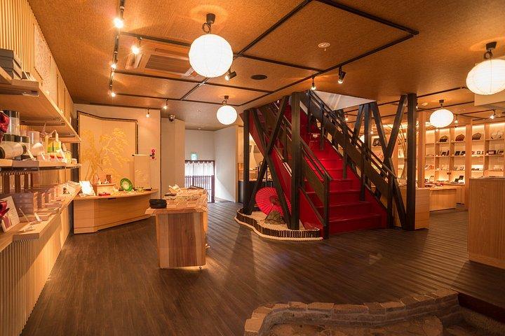 金沢：ひがし茶屋街での金箔工芸ワークショップ