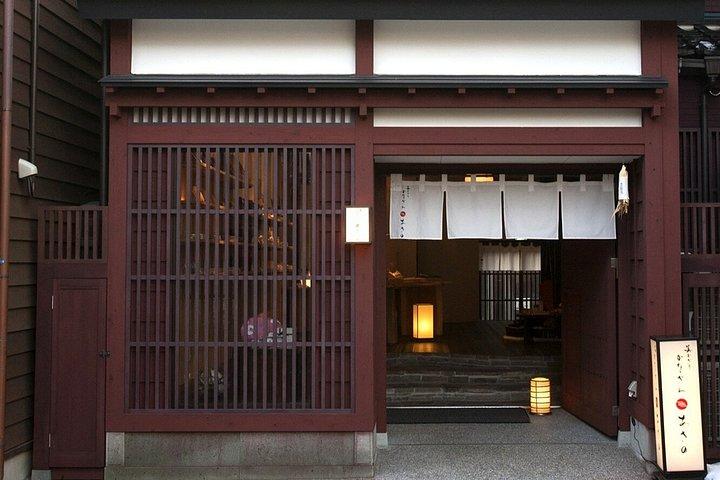 金沢：ひがし茶屋街での金箔工芸ワークショップ