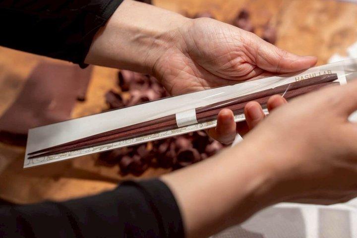 大阪心斎橋で自分だけの箸を作ろう