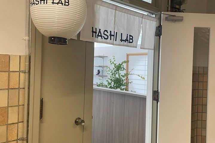 大阪心斎橋で自分だけの箸を作ろう