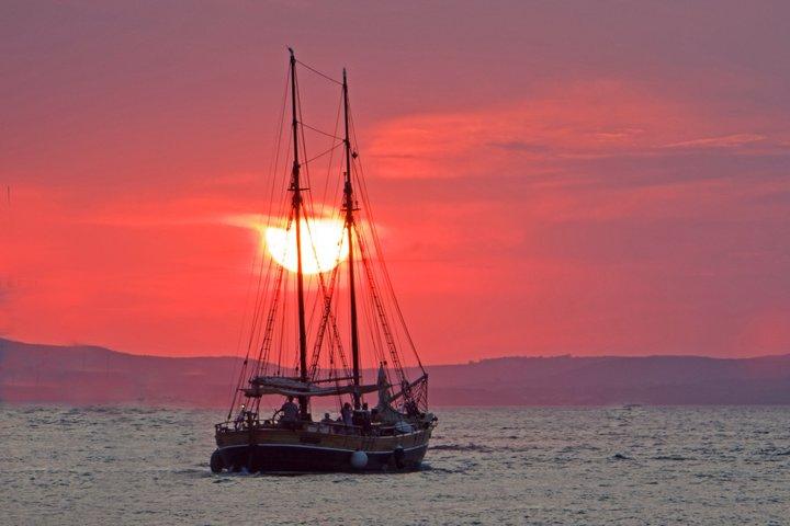 Croisière au coucher du soleil sur un bateau traditionnel avec du vin