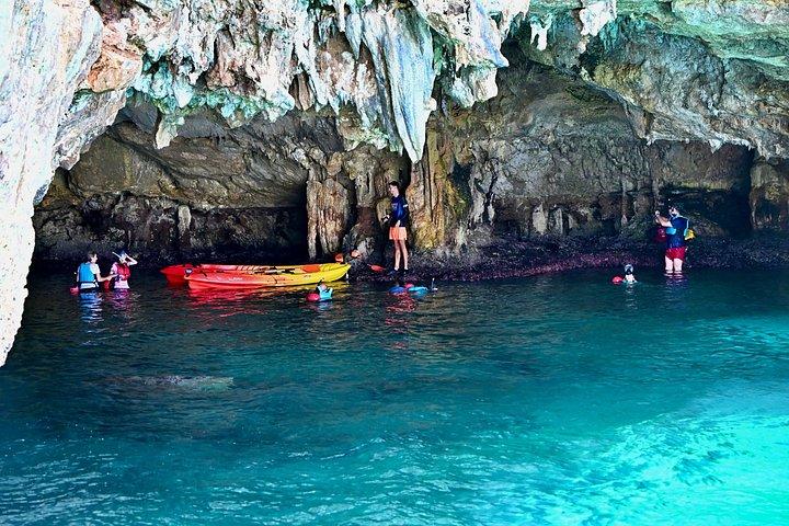 カラ バルケス: ガイド付きカヤック 海の洞窟探検とシュノーケリング
