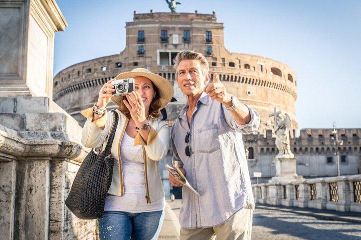 テラス付きの美しいサンタンジェロ城とイタリア語朝食