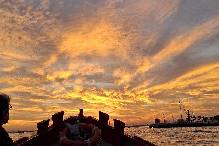 ヴェネツィア:古い漁船に乗ってゆったりと夕日を眺める