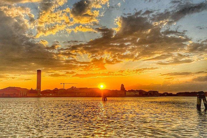 ヴェネツィア:古い漁船に乗ってゆったりと夕日を眺める