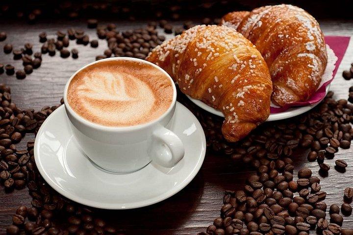 テラス付きの美しいサンタンジェロ城とイタリア語朝食