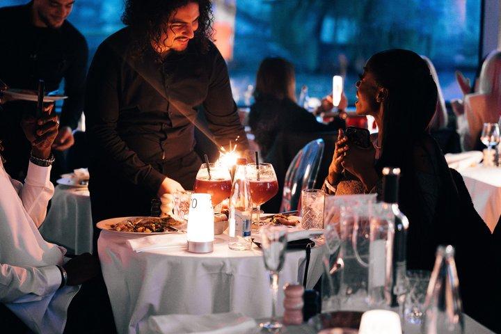 Parijs Gastronomische diner Seine River Cruise met zanger en DJ Set
