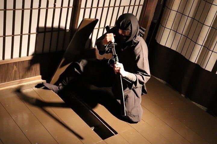 貸切ACカーで京都を伊賀忍者博物館体験へ案内