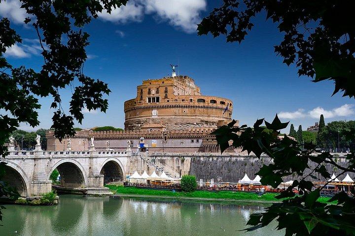テラス付きの美しいサンタンジェロ城とイタリア語朝食