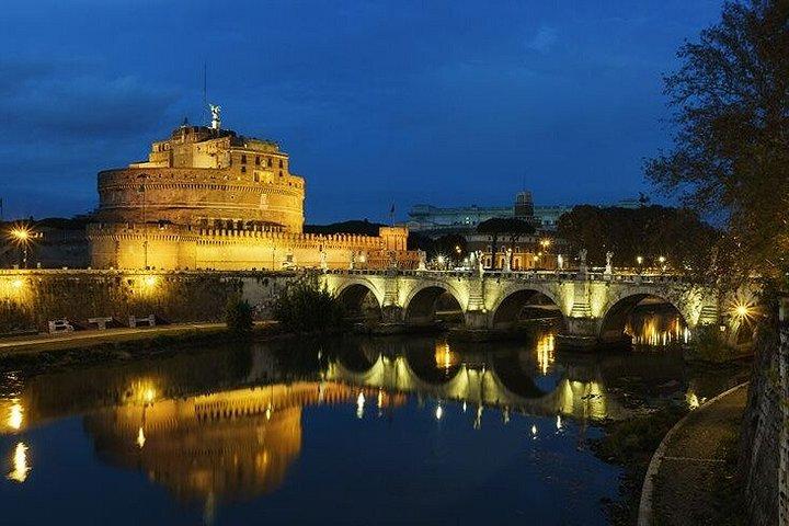 テラス付きの美しいサンタンジェロ城とイタリア語朝食
