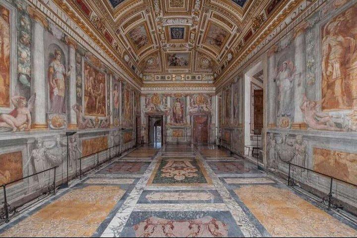 テラス付きの美しいサンタンジェロ城とイタリア語朝食