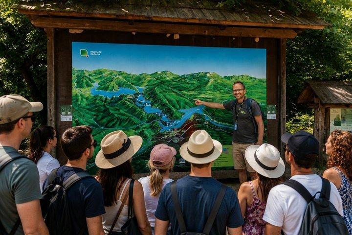 Zagreb : Excursion d'une journée guidée avec billet aux lacs de Plitvice et à Rastoke