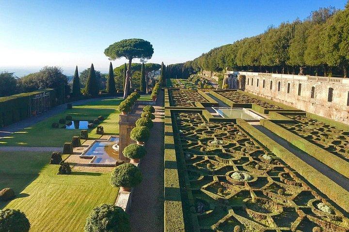 カステル・ガンドルフ、教皇の夏の住居とアペリティフのある庭園