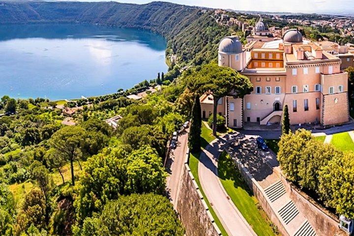 カステル・ガンドルフ、教皇の夏の住居とアペリティフのある庭園