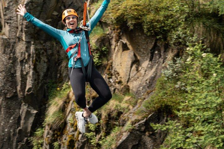 アークレイリ タウンのグレラルギル リバー キャニオンを通るジップライン アドベンチャー