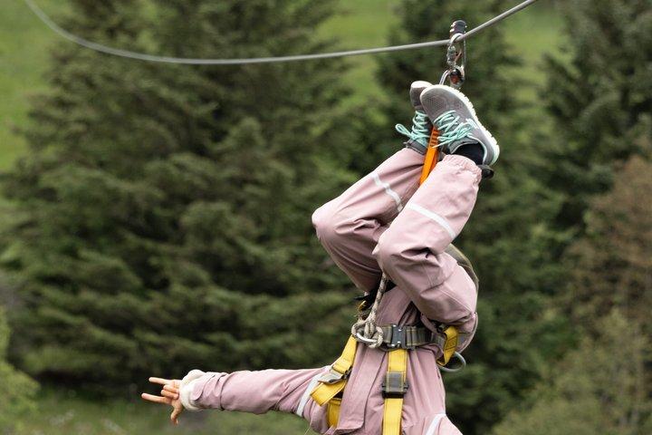 アークレイリ タウンのグレラルギル リバー キャニオンを通るジップライン アドベンチャー