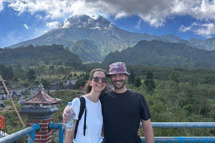 セトゥンブ丘陵メラピ火山とプランバナンからのボロブドゥール日の出