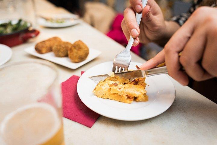 グラナダ・フードツアータパスのドリンクと地元民との歓喜