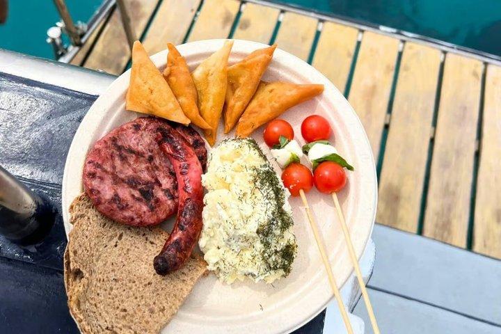 午前中のパルマ湾のボート ツアー (食事付き)