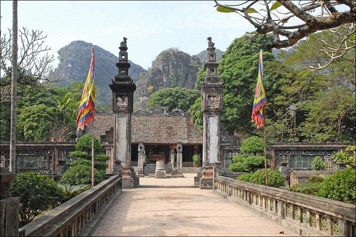 ハノイから：プライベートカスタマイズされたニンビン日帰り旅行とダックリーダー