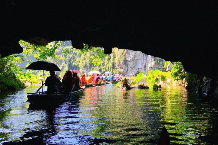 ハノイから：プライベートカスタマイズされたニンビン日帰り旅行とダックリーダー