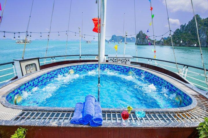Halong Bay 5 - Luxe sterrencruise vanuit Hanoi met limousine