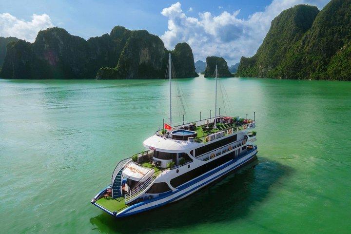 Halong Bay 5 - Luxe sterrencruise vanuit Hanoi met limousine